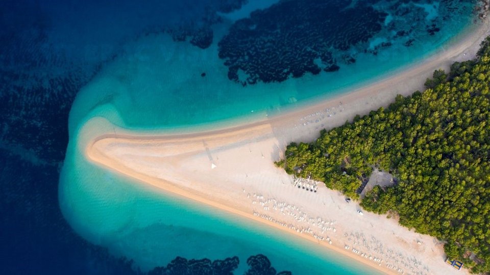 Außergewöhnliches Agrarland, erste Reihe zum Meer auf der Insel Brač!