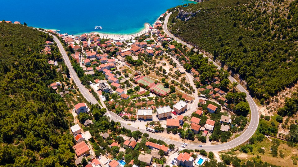 Touristendorf mit Hotel, erste Reihe zum Strand - Klek!