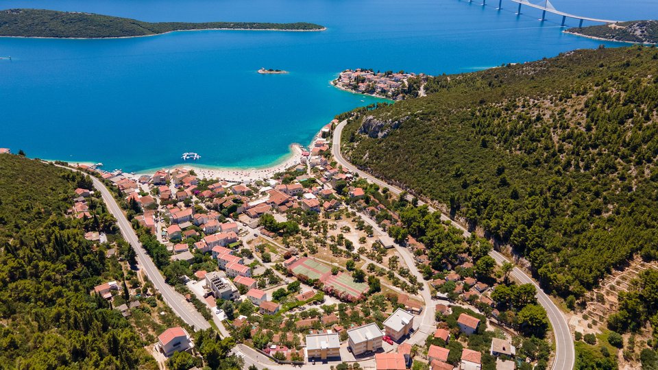 Touristendorf mit Hotel, erste Reihe zum Strand - Klek!