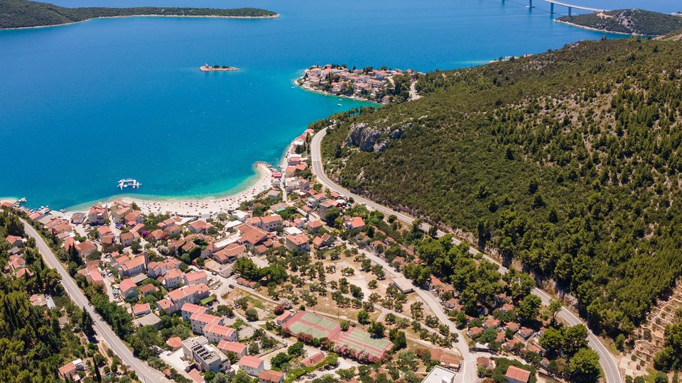 Touristendorf mit Hotel, erste Reihe zum Strand - Klek!