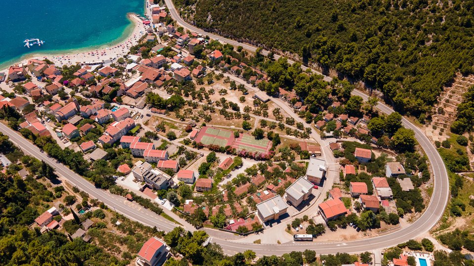 Turistično naselje s hotelom, prva vrsta do plaže - Klek!