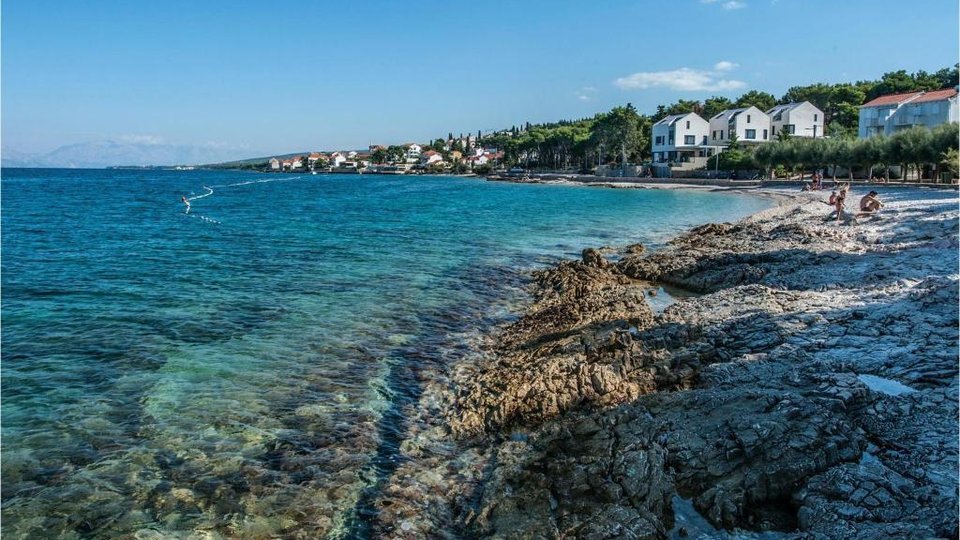 Moderna vila z bazenom, prva vrsta do plaže na otoku Brač!