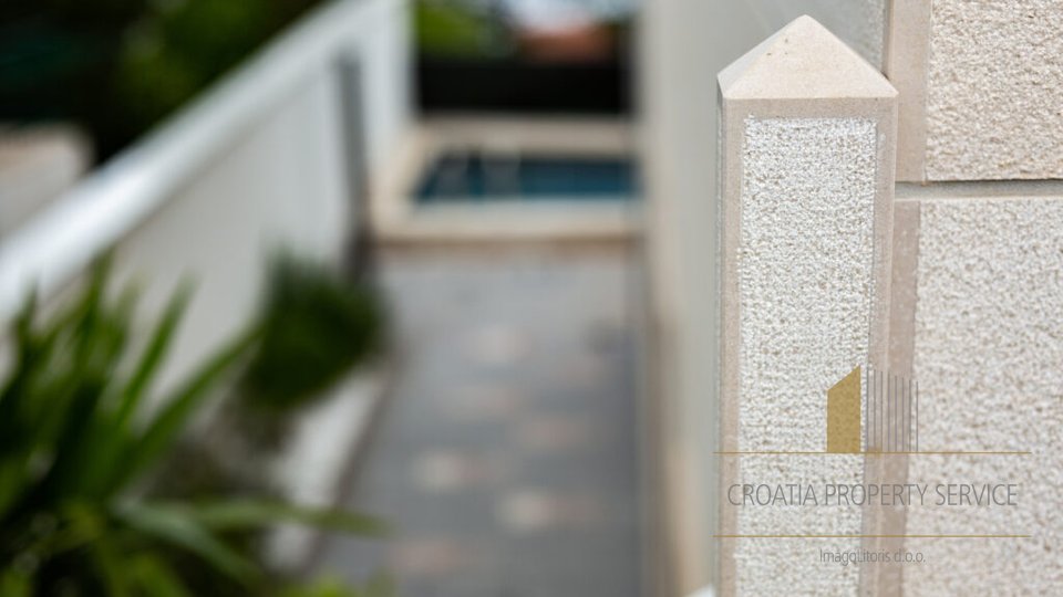 Elegantna kamena  vila s pogledom na more u Postirama na otoku Braču!