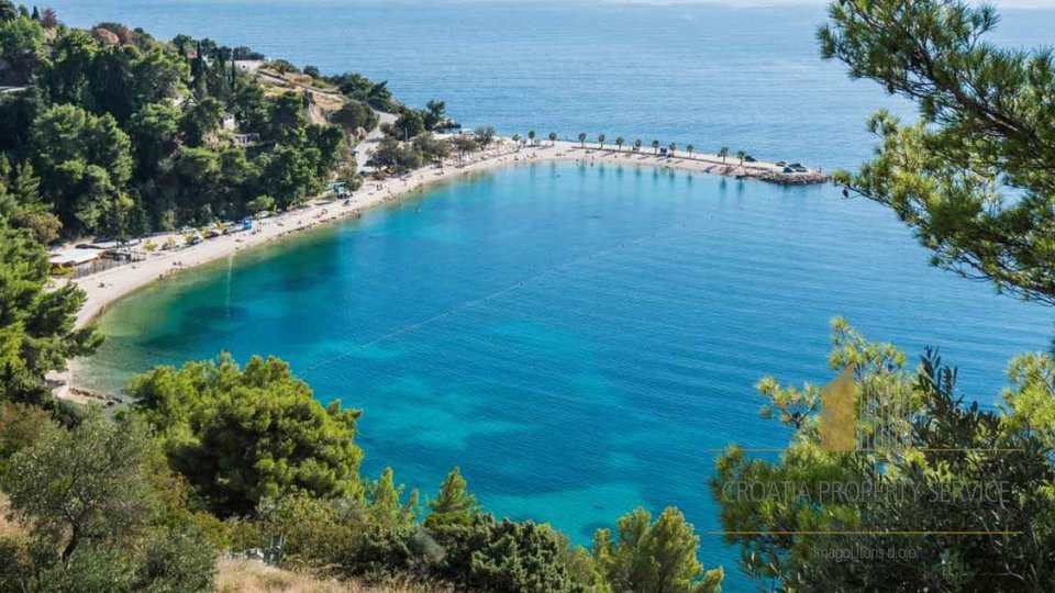 Luksuzni stan s vrtom u elitnoj četvrti, 100 m od plaže – Split!