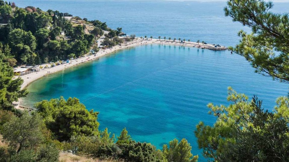 Luksuzni dvosobni stan u elitnoj četvrti, 100 m od plaže – Split!