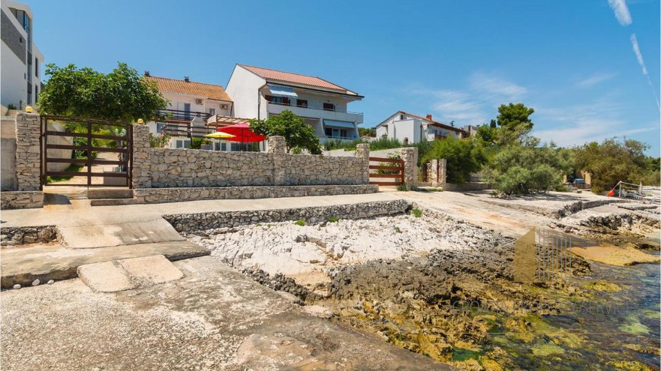 Predivna kuća na ekskluzivnoj lokaciji uz plažu na otoku Čiovu!