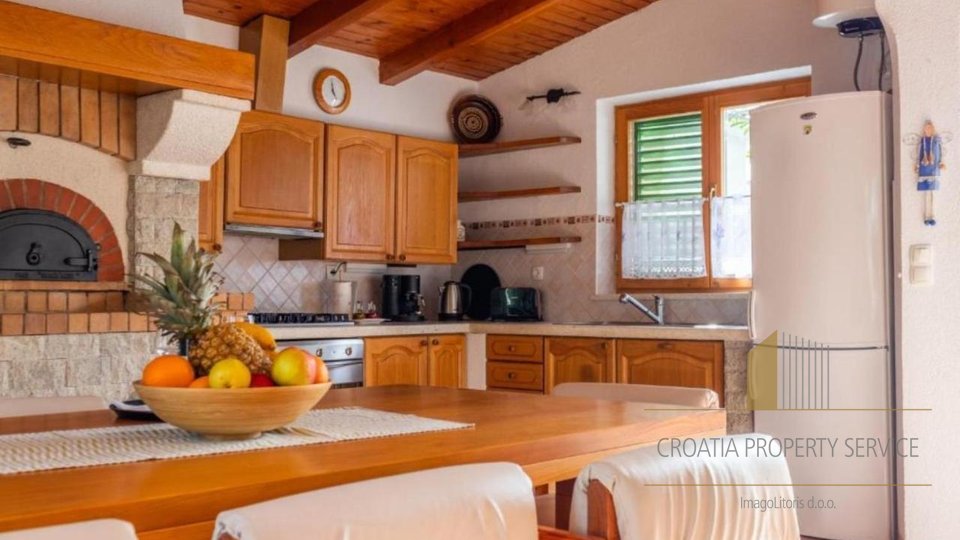 Beautiful apartment house 60 m from the beach in the vicinity of Zadar!