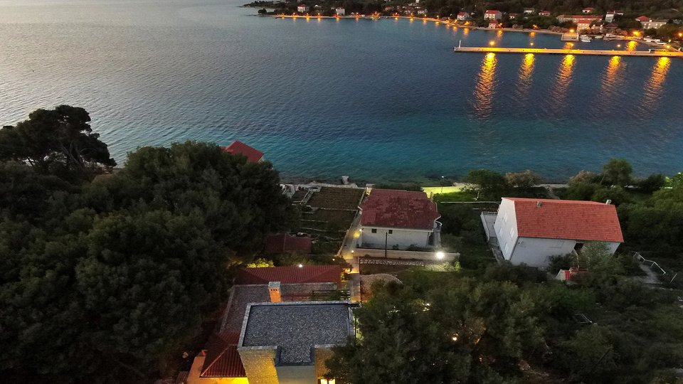 Wunderschöne Steinvilla 40 m vom Strand entfernt auf der Insel Zlarin!