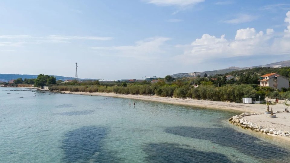 Haus zur Renovierung auf einem großen Grundstück mit Blick auf das Meer - Kaštela!