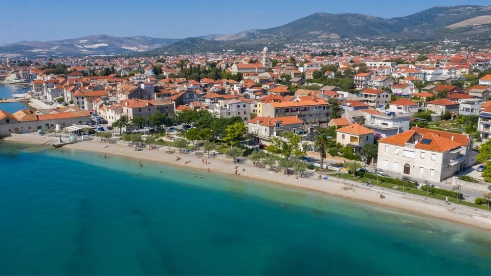 Haus zur Renovierung auf einem großen Grundstück mit Blick auf das Meer - Kaštela!