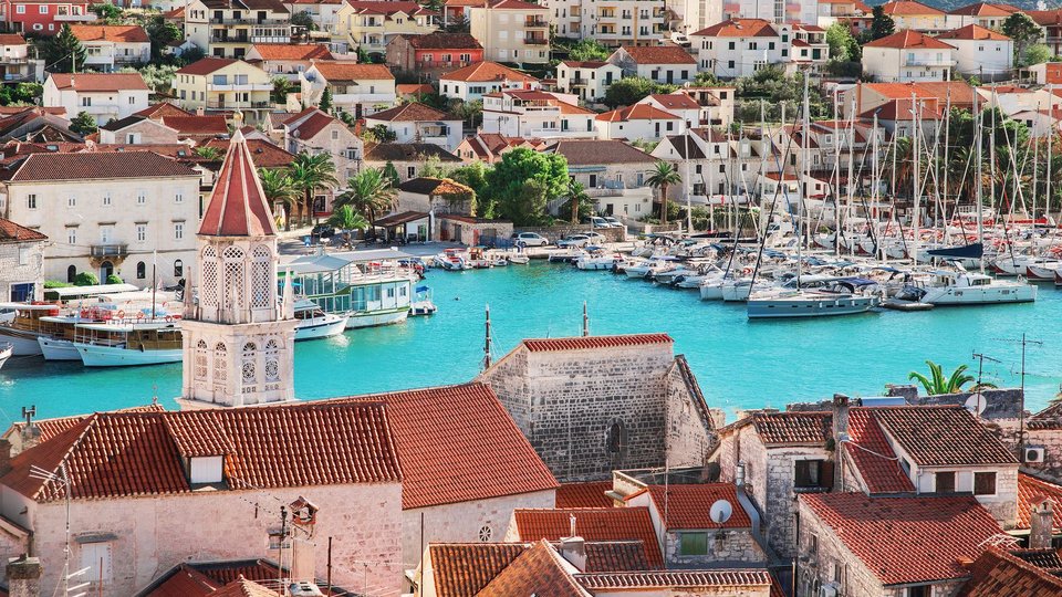 Haus zur Renovierung auf einem großen Grundstück mit Blick auf das Meer - Kaštela!