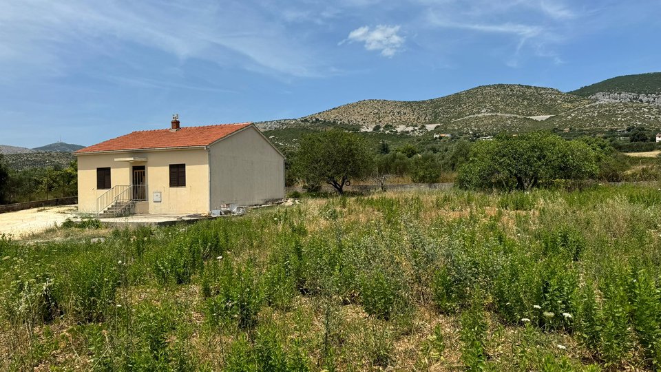 Haus zur Renovierung auf einem großen Grundstück mit Blick auf das Meer - Kaštela!