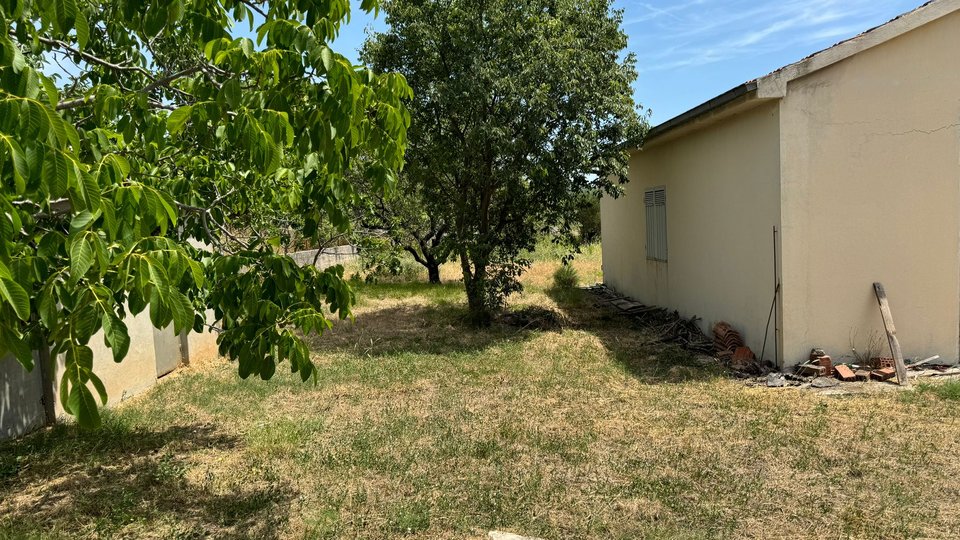 Haus zur Renovierung auf einem großen Grundstück mit Blick auf das Meer - Kaštela!