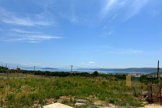 House for renovation on a large plot with a view of the sea - Kaštela!