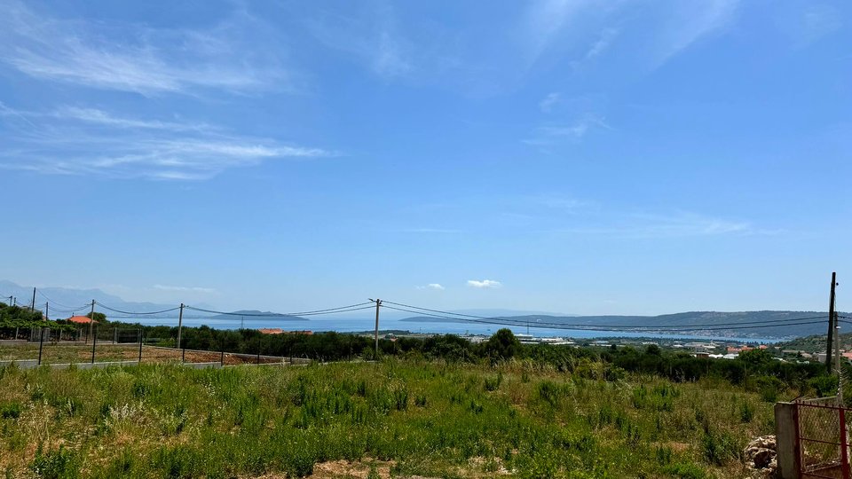 Haus zur Renovierung auf einem großen Grundstück mit Blick auf das Meer - Kaštela!