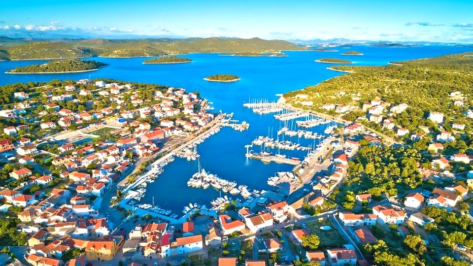 Predivan trosobni stan u novogradnji prvi red uz more – otok Murter!