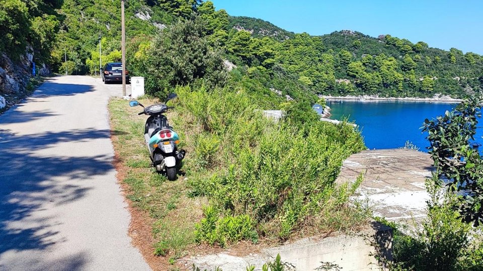 Hiša za adaptacijo z velikim potencialom, prvi red ob morju - Mljet!