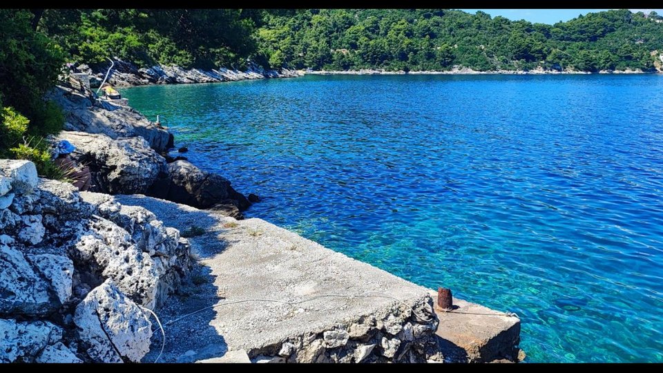 Hiša za adaptacijo z velikim potencialom, prvi red ob morju - Mljet!