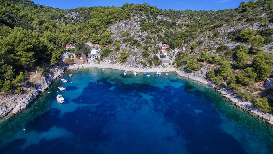 Baugrundstück 80 m vom Meer entfernt auf der Insel Šolta!