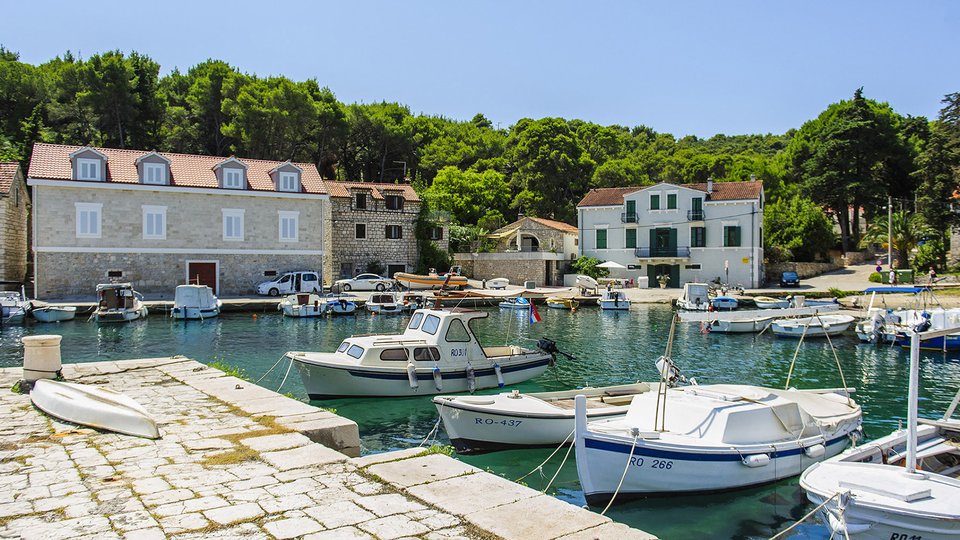 Baugrundstück 80 m vom Meer entfernt auf der Insel Šolta!