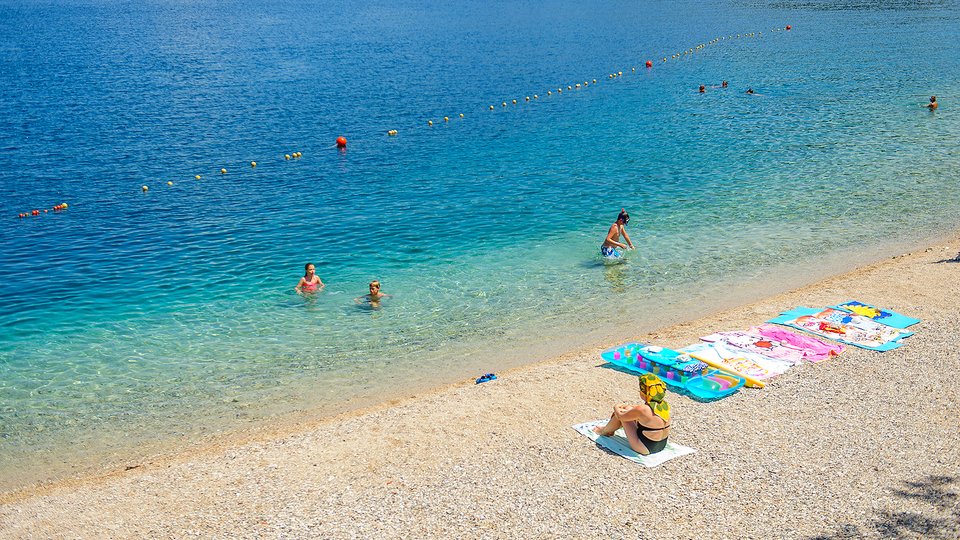 Baugrundstück 80 m vom Meer entfernt auf der Insel Šolta!