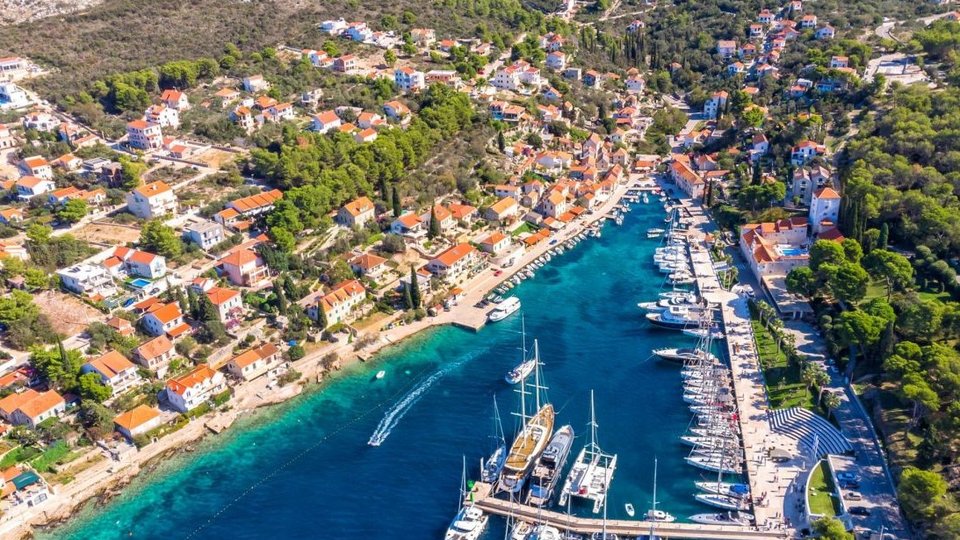 Baugrundstück 80 m vom Meer entfernt auf der Insel Šolta!