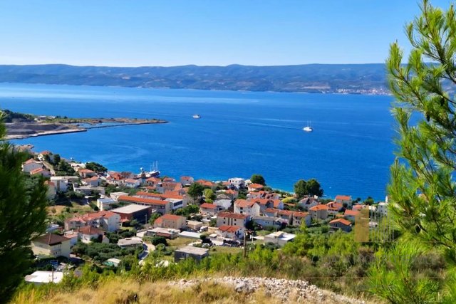 Building plot with an open view of the sea on the Omiš Riviera!