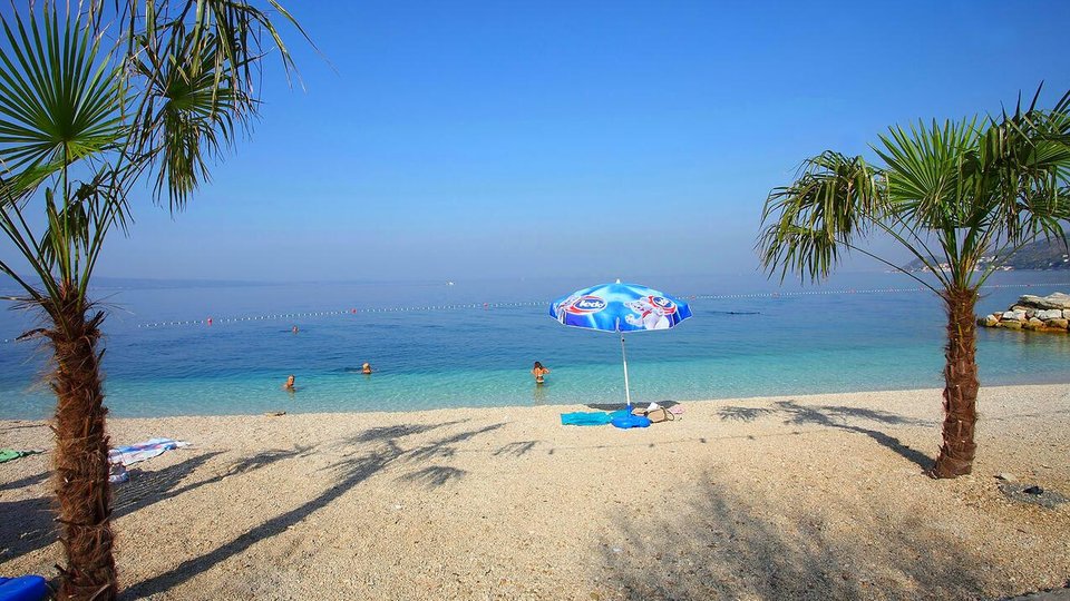 Građevinsko zemljište s otvorenim pogledom na more na Omiškoj rivijeri!