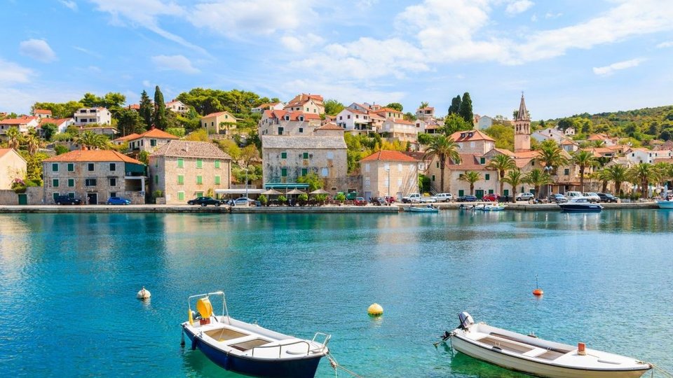 Großes landwirtschaftliches Grundstück mit Olivenhain und einem Haus auf der Insel Brač!