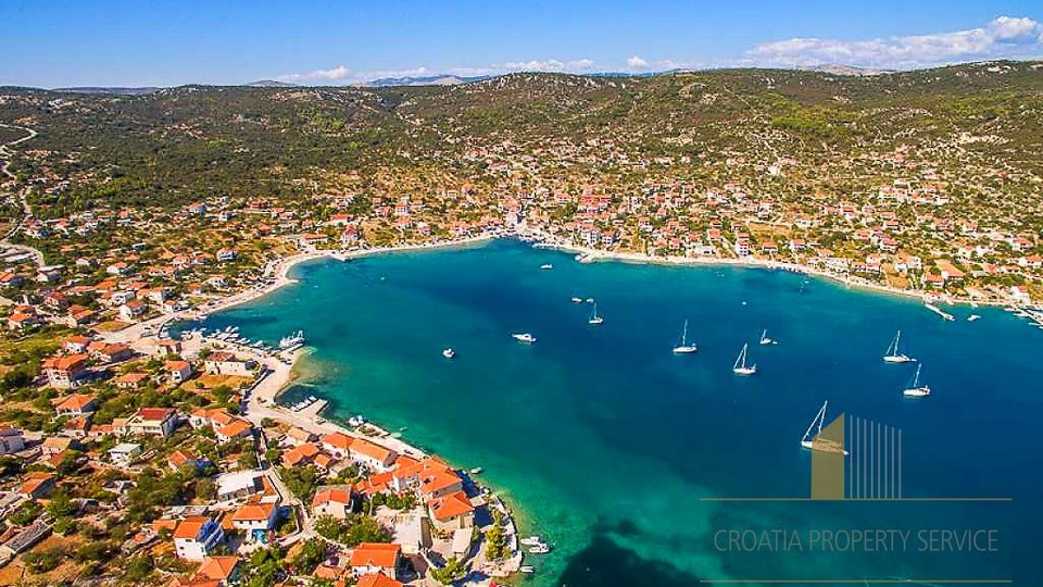 Baugrundstück nur 250 Meter vom Meer entfernt im wunderschönen Vinišće!