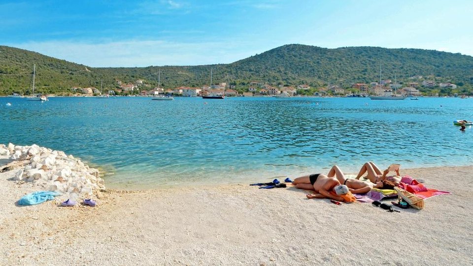 Baugrundstück nur 250 Meter vom Meer entfernt im wunderschönen Vinišće!