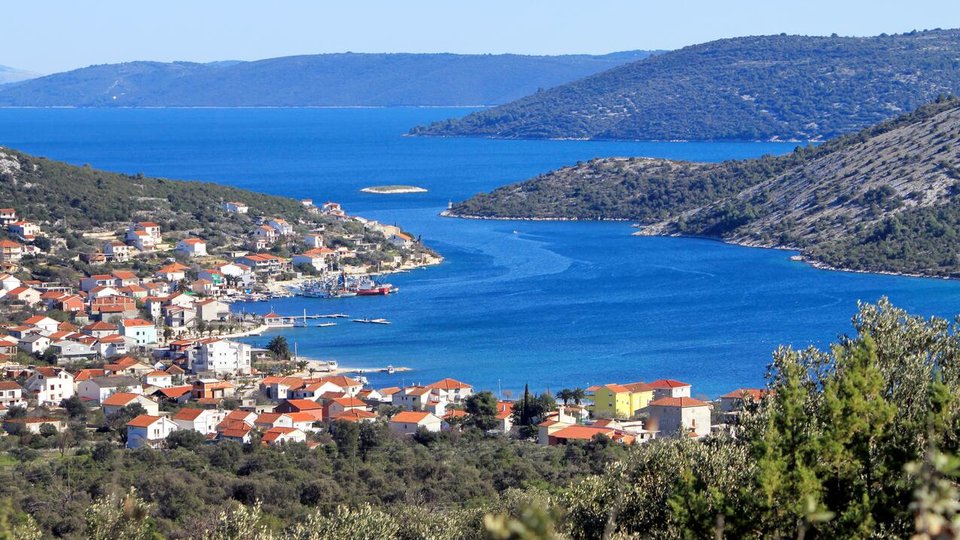 Baugrundstück nur 250 Meter vom Meer entfernt im wunderschönen Vinišće!