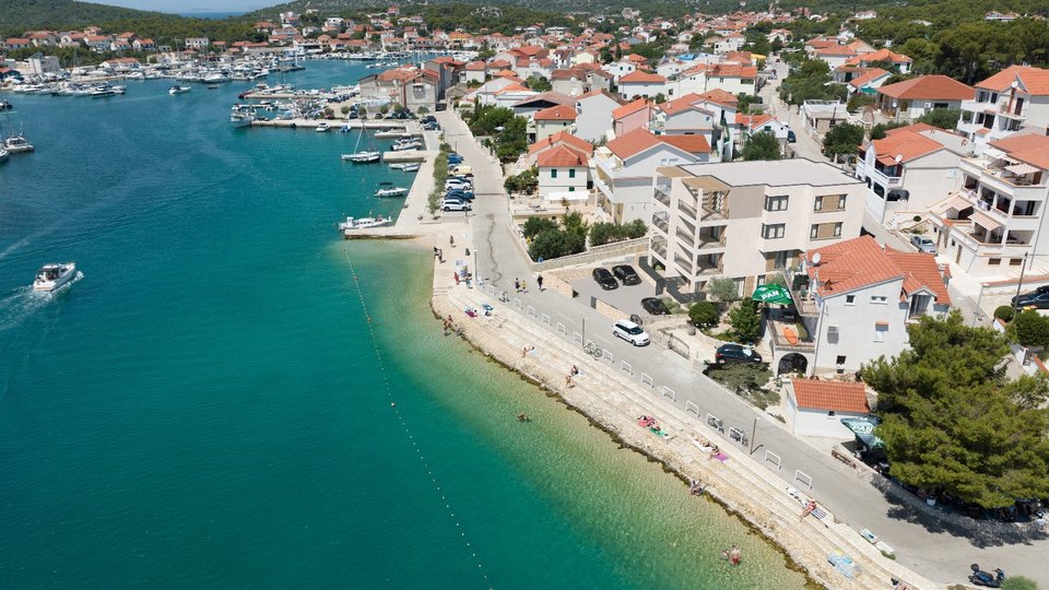 Moderne Wohnung mit Garten in einem neuen Gebäude am Meer - der Insel Murter!