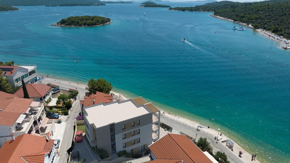 Eine schöne Zweizimmerwohnung mit Garten in einem Neubau, erste Reihe am Meer – Murter!