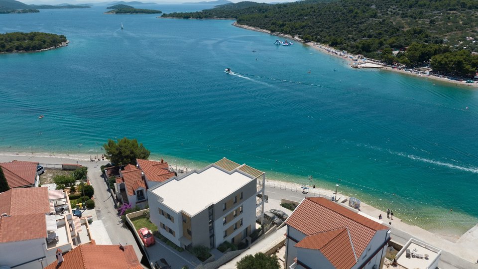 Predivan dvosobni  stan s vrtom u novogradnji prvi red uz more – otok Murter!