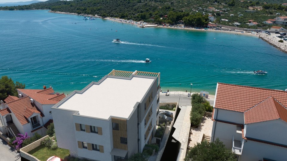 Čudovit dvosobni apartma z vrtom v novogradnji, prvi red ob morju - otok Murter!