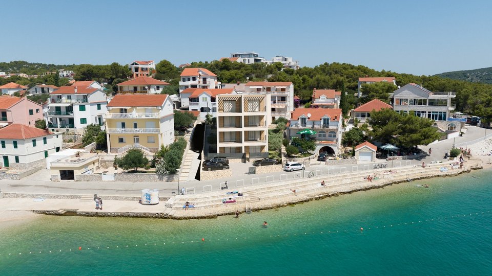 Eine schöne Zweizimmerwohnung mit Garten in einem Neubau, erste Reihe am Meer – Murter!