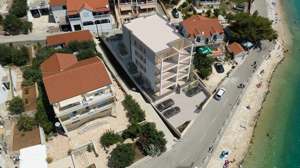 Čudovit dvosobni apartma z vrtom v novogradnji, prvi red ob morju - otok Murter!