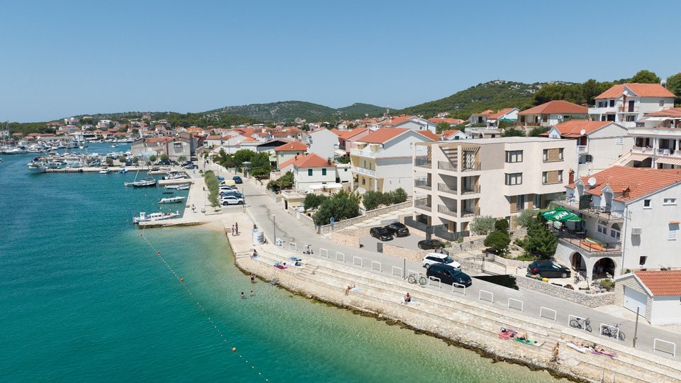 Eine schöne Dreizimmerwohnung in einem Neubau, erste Reihe am Meer – Murter!