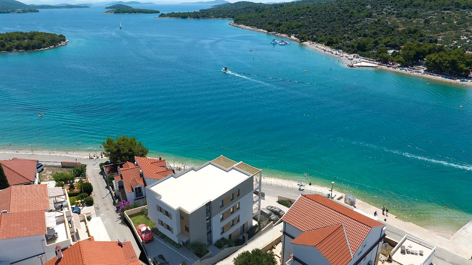 Eine schöne Dreizimmerwohnung in einem Neubau, erste Reihe am Meer – Murter!