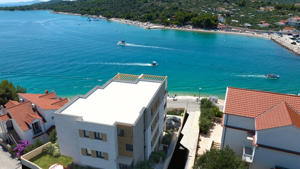 Eine schöne Dreizimmerwohnung in einem Neubau, erste Reihe am Meer – Murter!