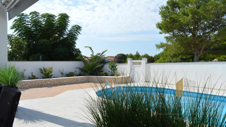 Beautiful villa with a pool 300 m from the sea on the island of Vir!