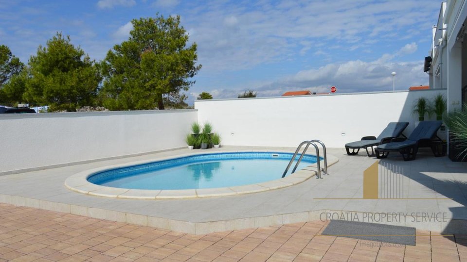 Beautiful villa with a pool 300 m from the sea on the island of Vir!