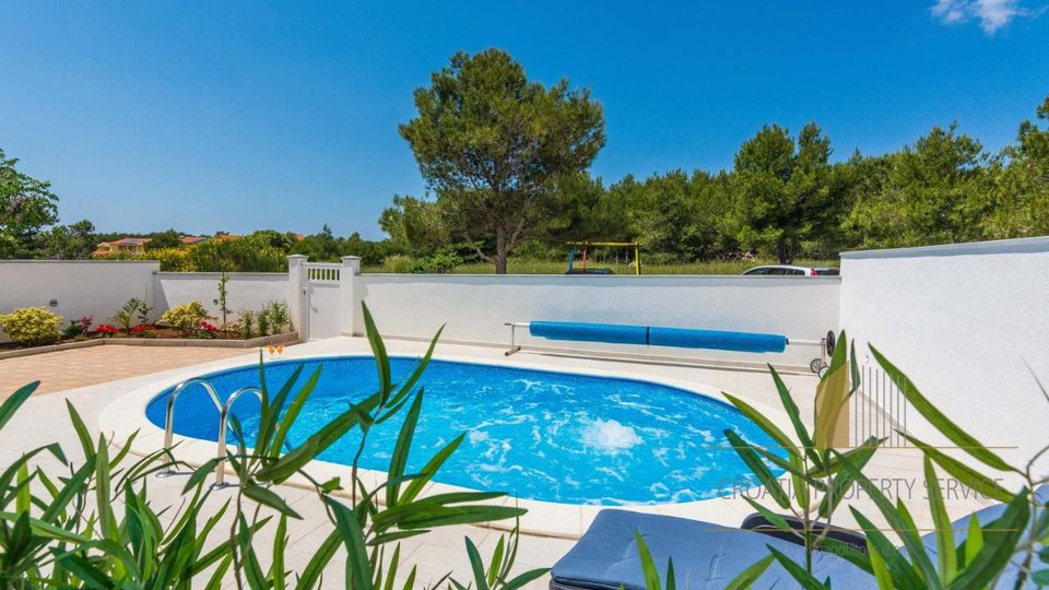 Beautiful villa with a pool 300 m from the sea on the island of Vir!