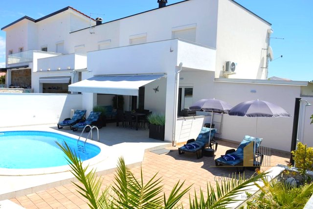 Beautiful villa with a pool 300 m from the sea on the island of Vir!