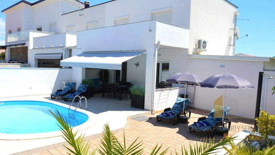 Beautiful villa with a pool 300 m from the sea on the island of Vir!