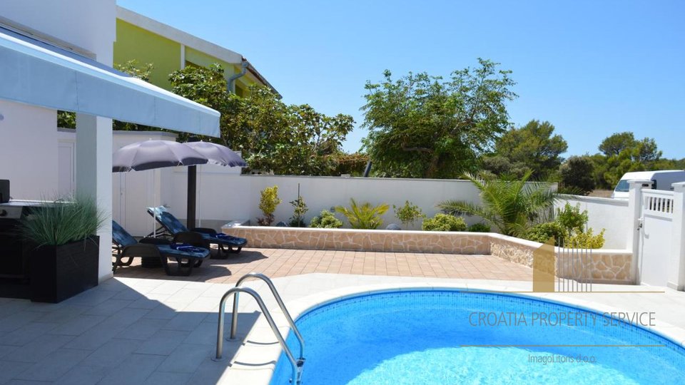 Beautiful villa with a pool 300 m from the sea on the island of Vir!