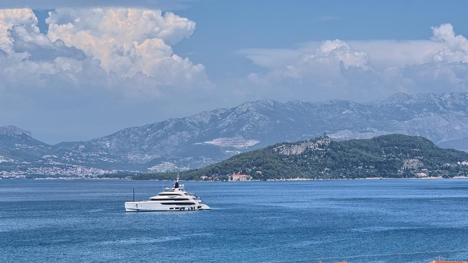 Luksuzni penthouse s krovnom terasom 100 m od plaže na otoku Čiovu!