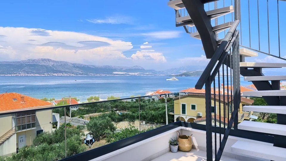 Luksuzni penthouse s krovnom terasom 100 m od plaže na otoku Čiovu!