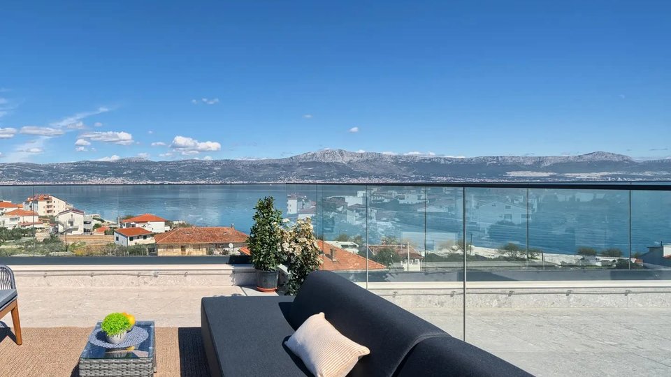 Luxury penthouse with roof terrace 100 m from the beach on the island of Čiovo!